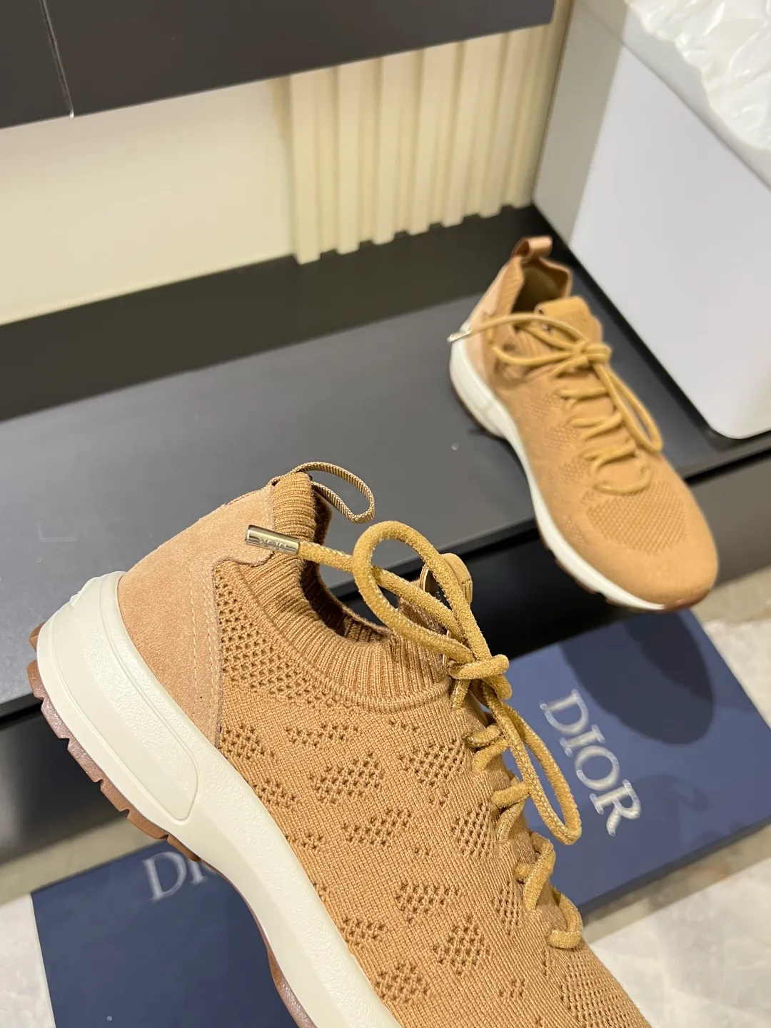 p380 Dior B80 sneakers are a new product of Dior men's series, focusing on comfort and fashion. The upper is made of breathable mesh + fabric splicing, which is lightweight and fits the shape of the foot, making it super comfortable for daily wear. The sole is made of rubber, which has great grip and wear resistance, and is suitable for commuting or light sports. The overall style is simple, the gray tone is versatile, and the shoelaces are adjustable for a more stable fit. Designed by Kim Jones, it is both practical and trendy. It is one of the new hot items in early spring①. size: 38-45 (45 customized)